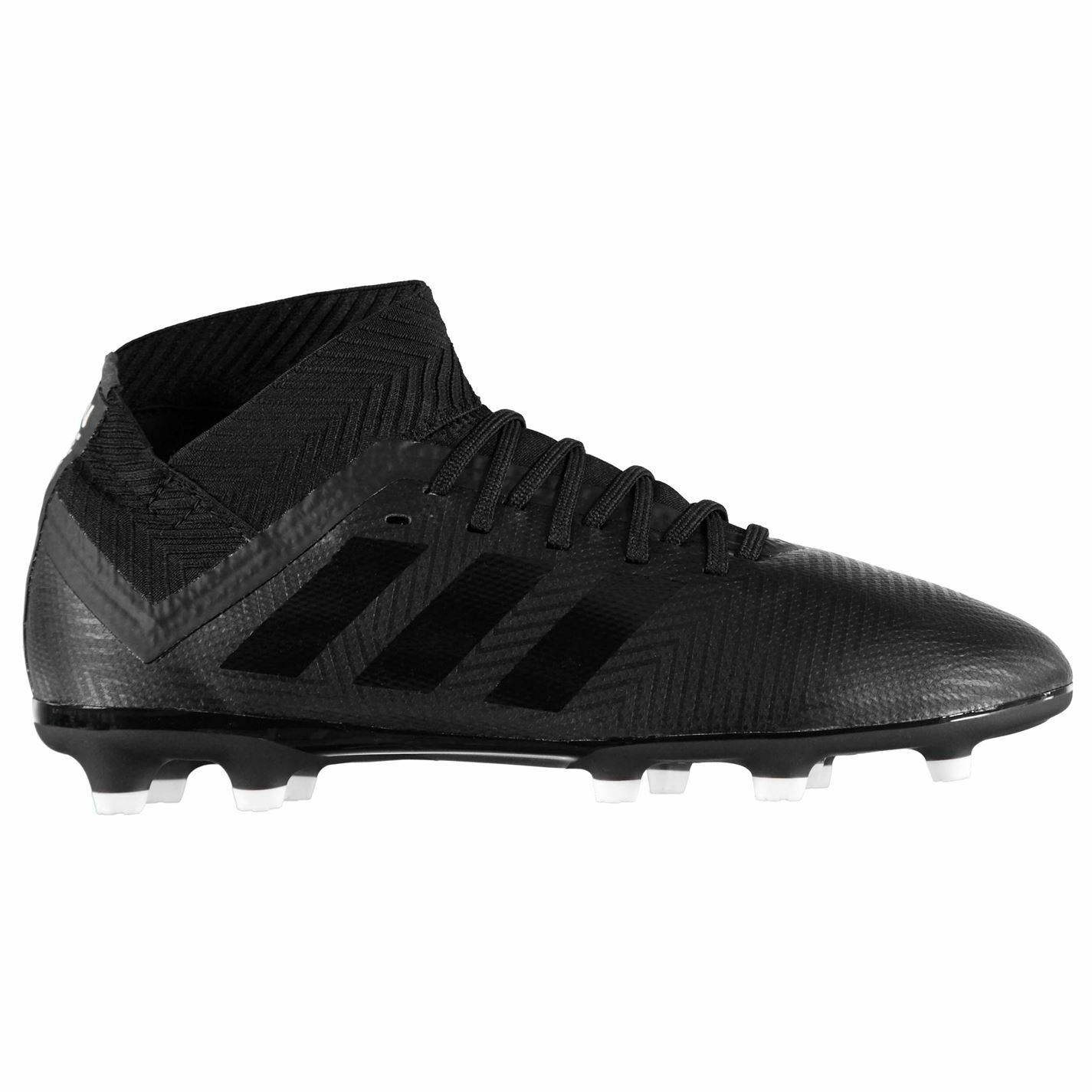 Bota deportiva negra de tipo tacos con cuello de punto texturizado, sobre fondo blanco