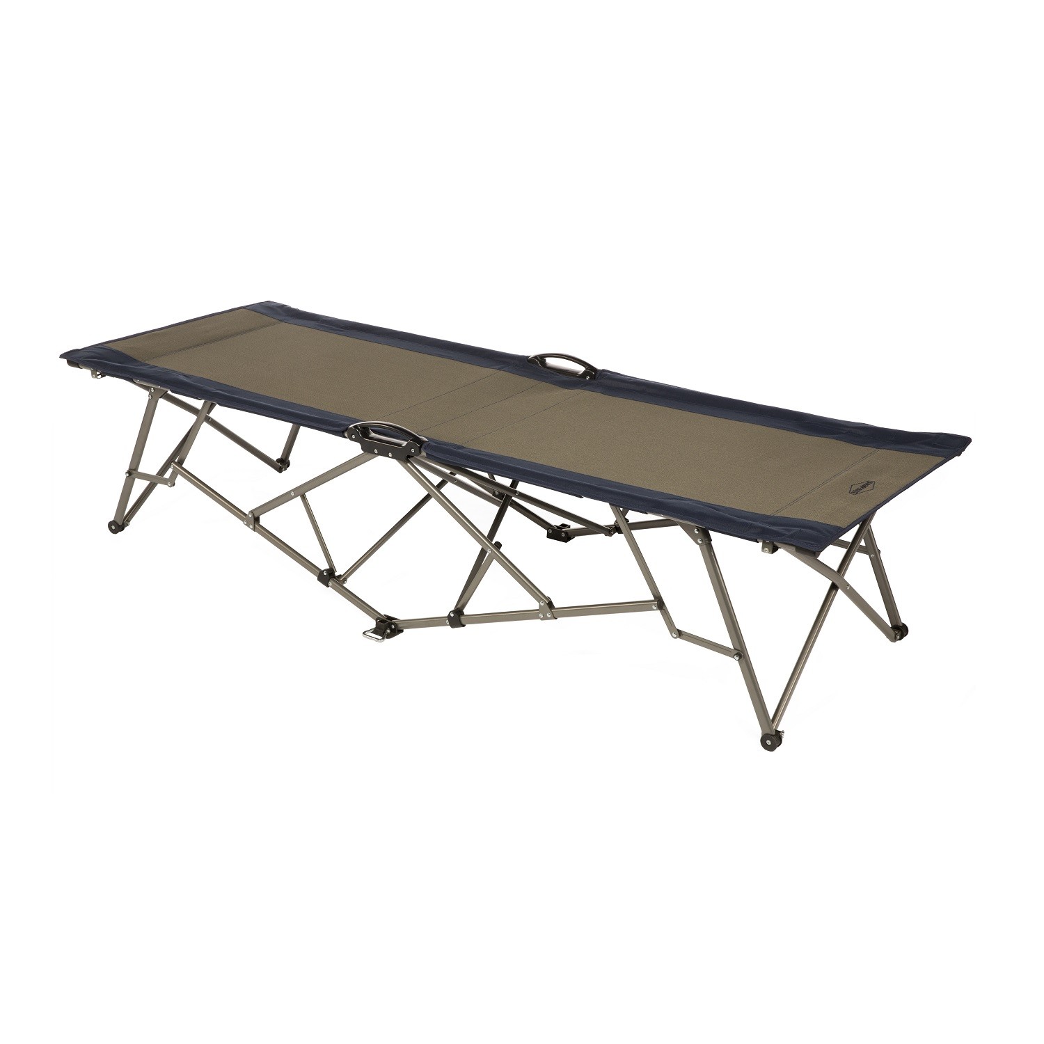 Catre de camping plegable en tela caqui sobre fondo blanco